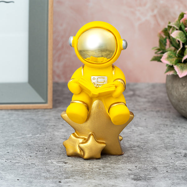 Resin Showpieces - Astronaut on Star