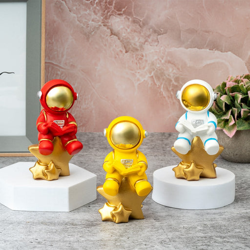 Resin Showpieces - Astronaut on Star - eazy wagon